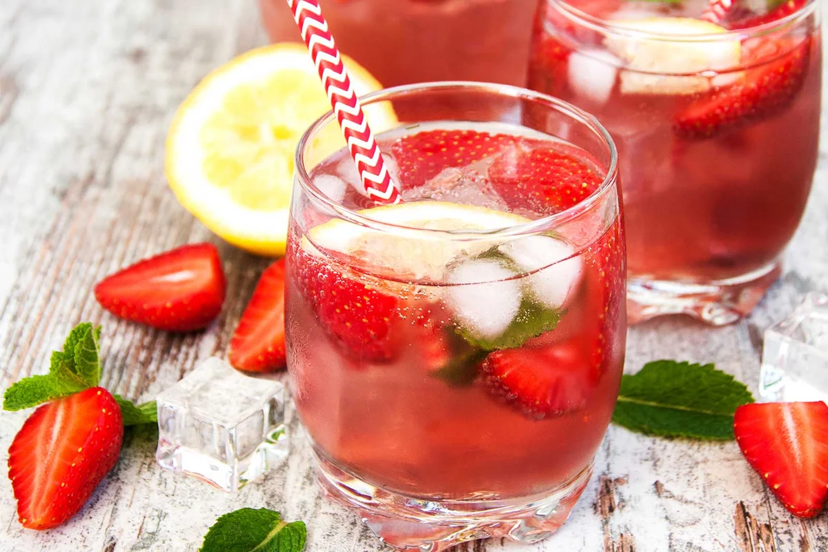 strawberry aperol spritz