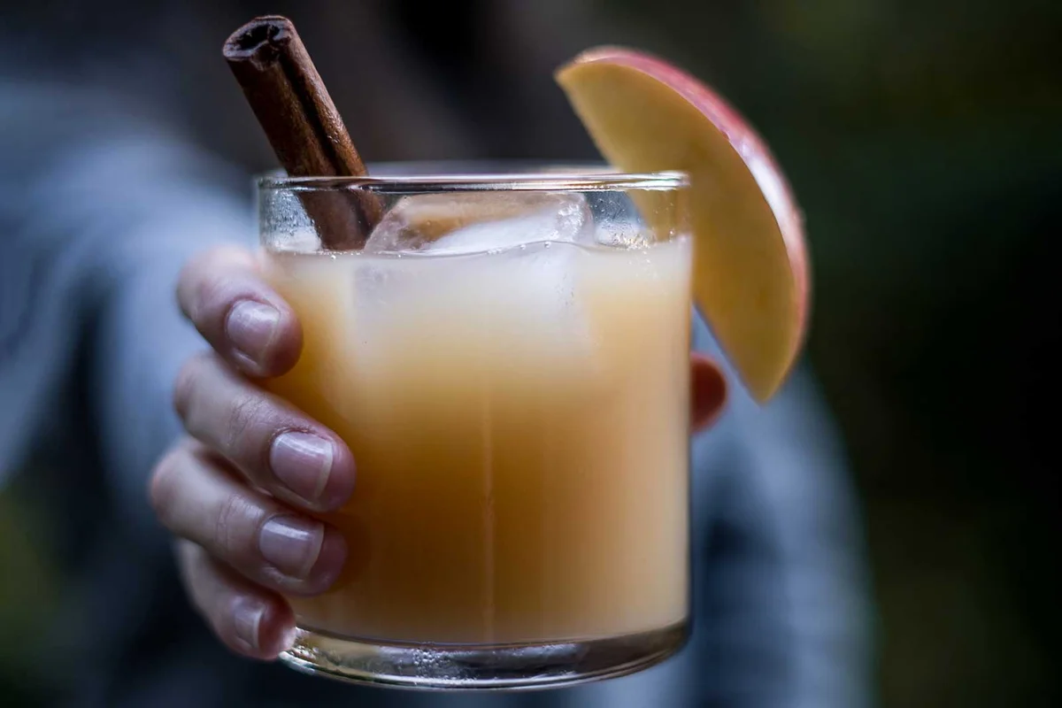 caramel apple pie cocktail