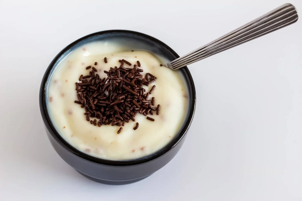 Vanilla yogurt cup with chocolate sprinkles | Photo 214278178 / Coffee © Toscawhi | Dreamstime.com