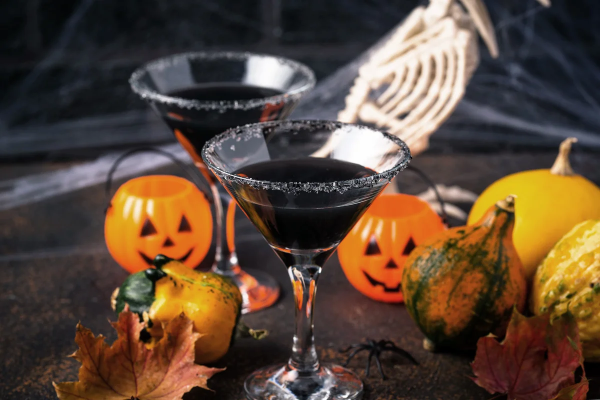 Halloweens spooky drink black martini cocktail