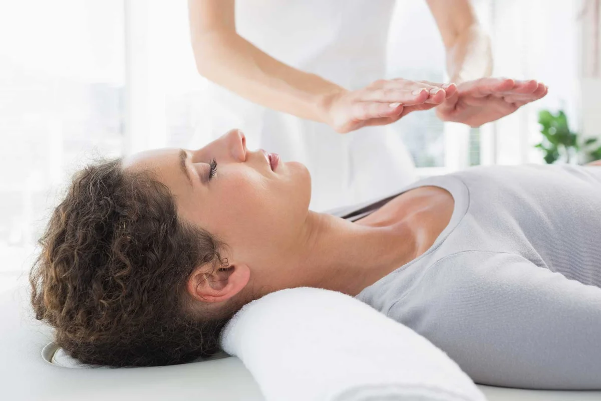 woman receiving reiki treatment
