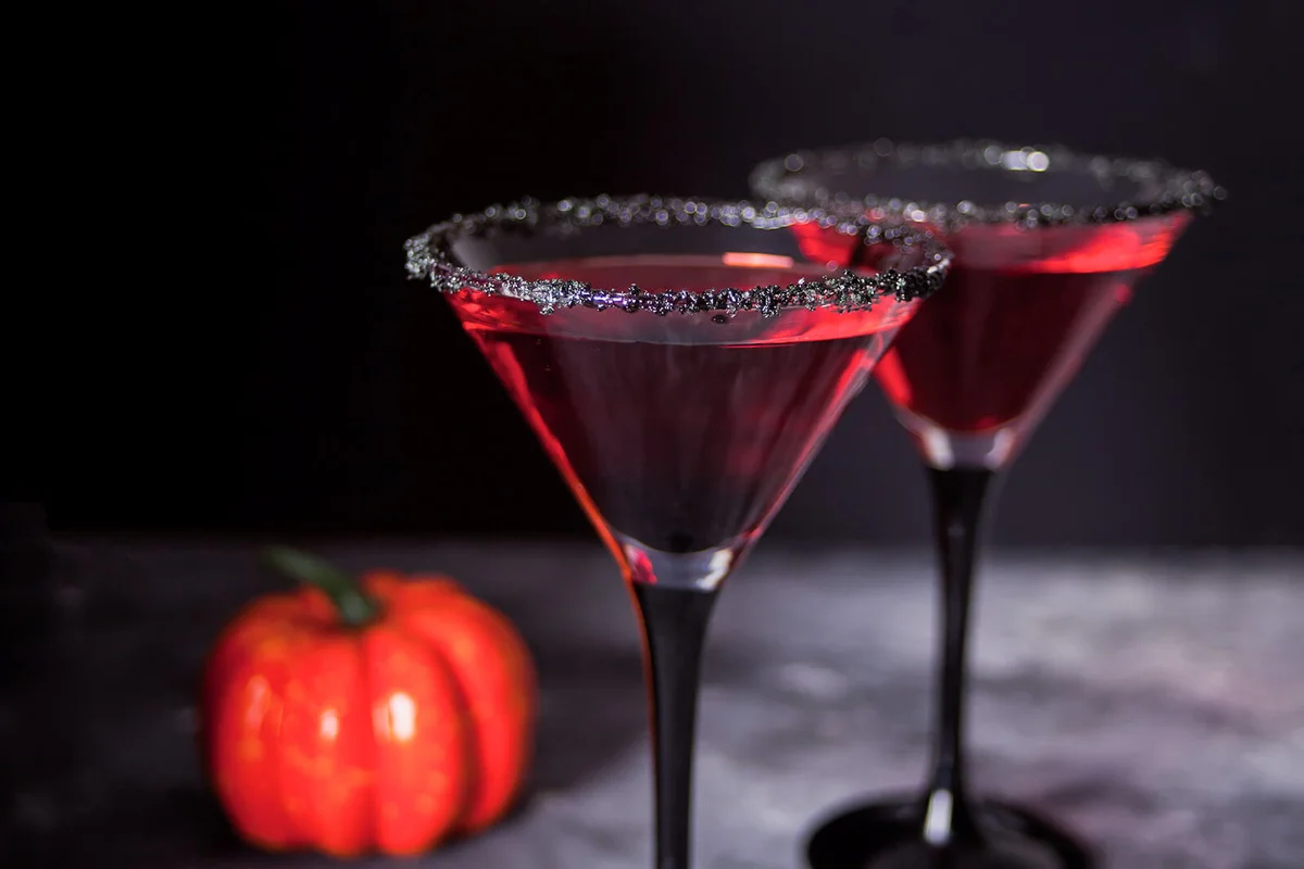 Two glasses with red cocktail | Photo 160087150 / Martini © Zulfiia Ishmukhametova | Dreamstime.com