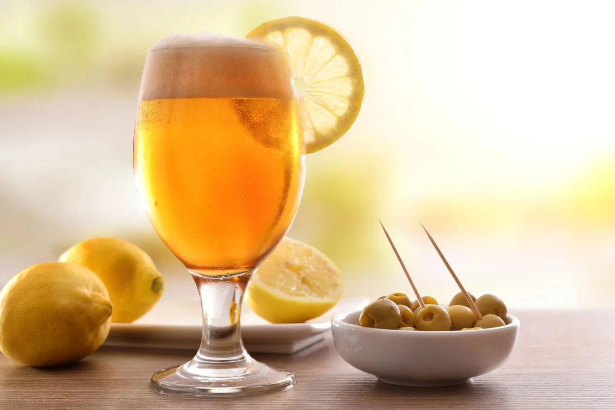 beer with lemon slice
