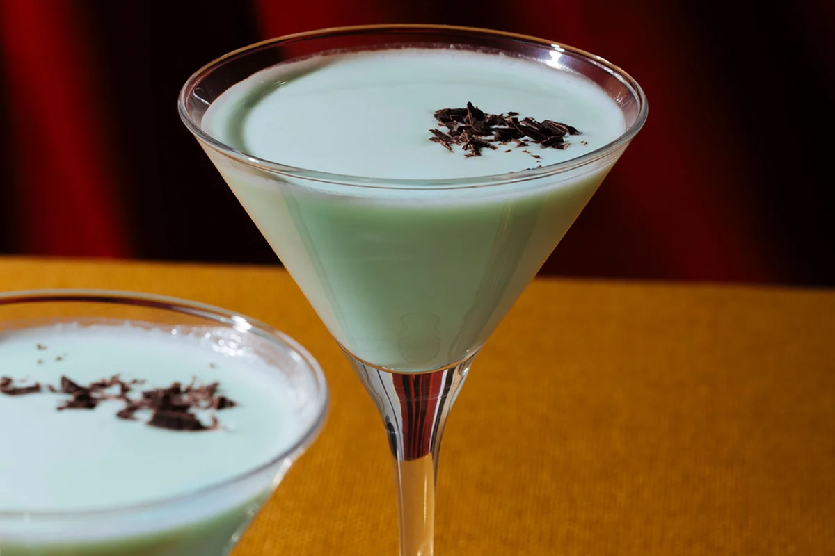 grasshopper cocktail with chocolate shavings