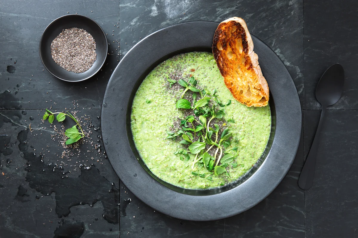 Green soup with chia and almonds