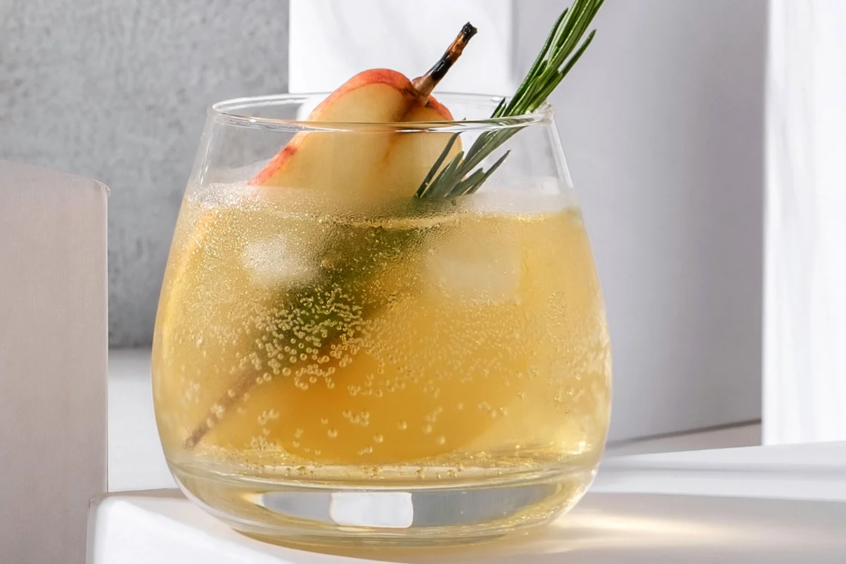 Pear Fizz easy Halloween cocktail
