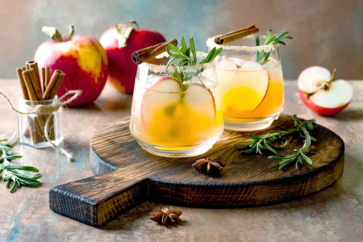 Apple cocktails with cinnamon stick and apple slices