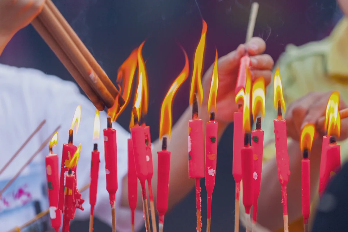 Lighting candles for Qingming Festival