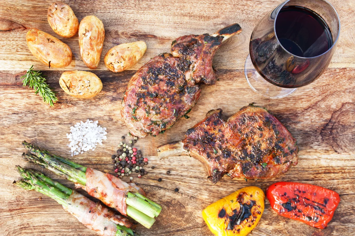 Grilled pork cutlets with vegetables and red wine