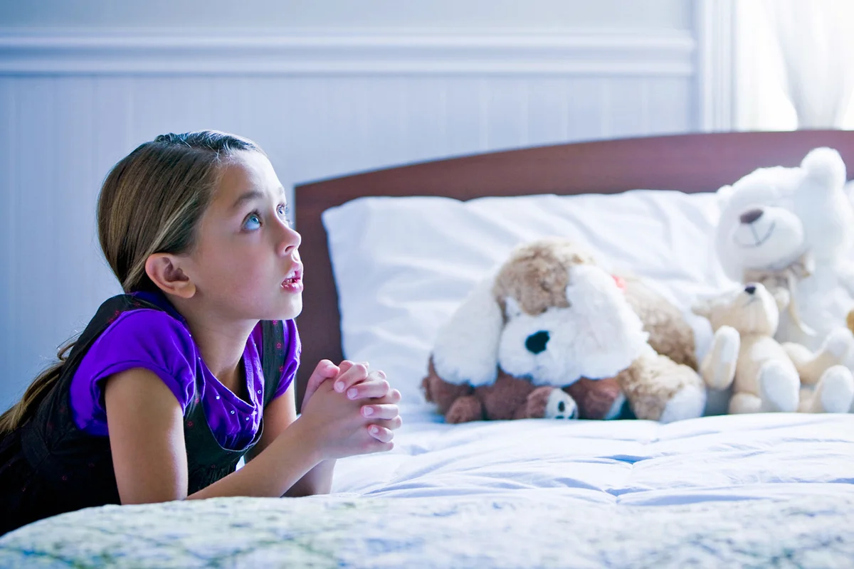 girl saying prayer for daddy