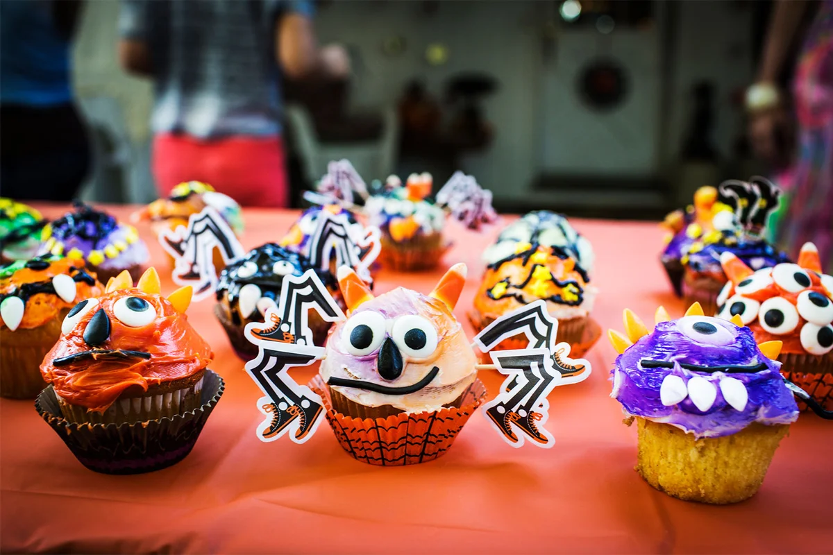 toddler decorated Halloween cupcakes