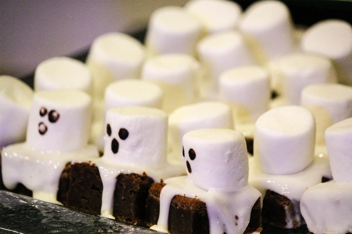 Halloween treat brownie ghost