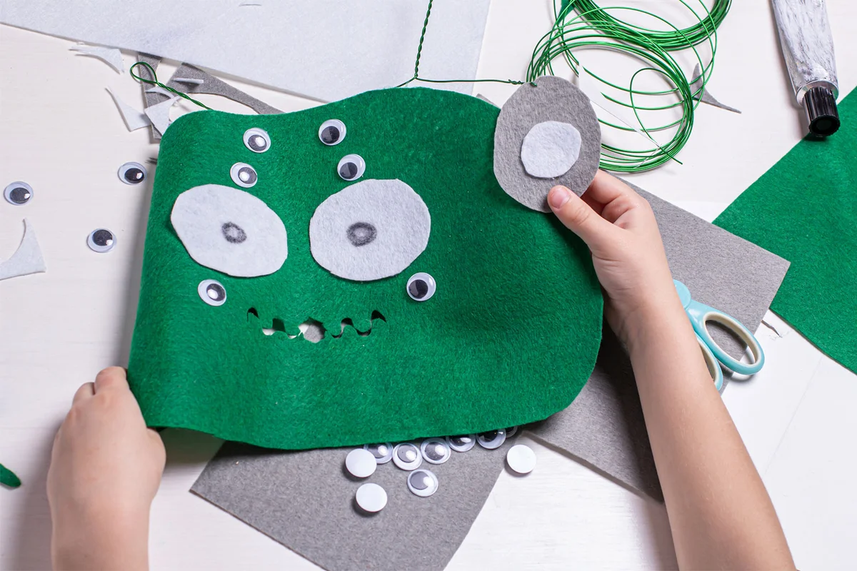 Halloween felt mask craft for preschool and toddler