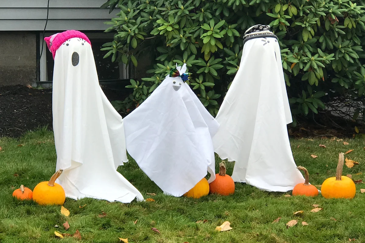 ghost yard figurines for halloween party decorations