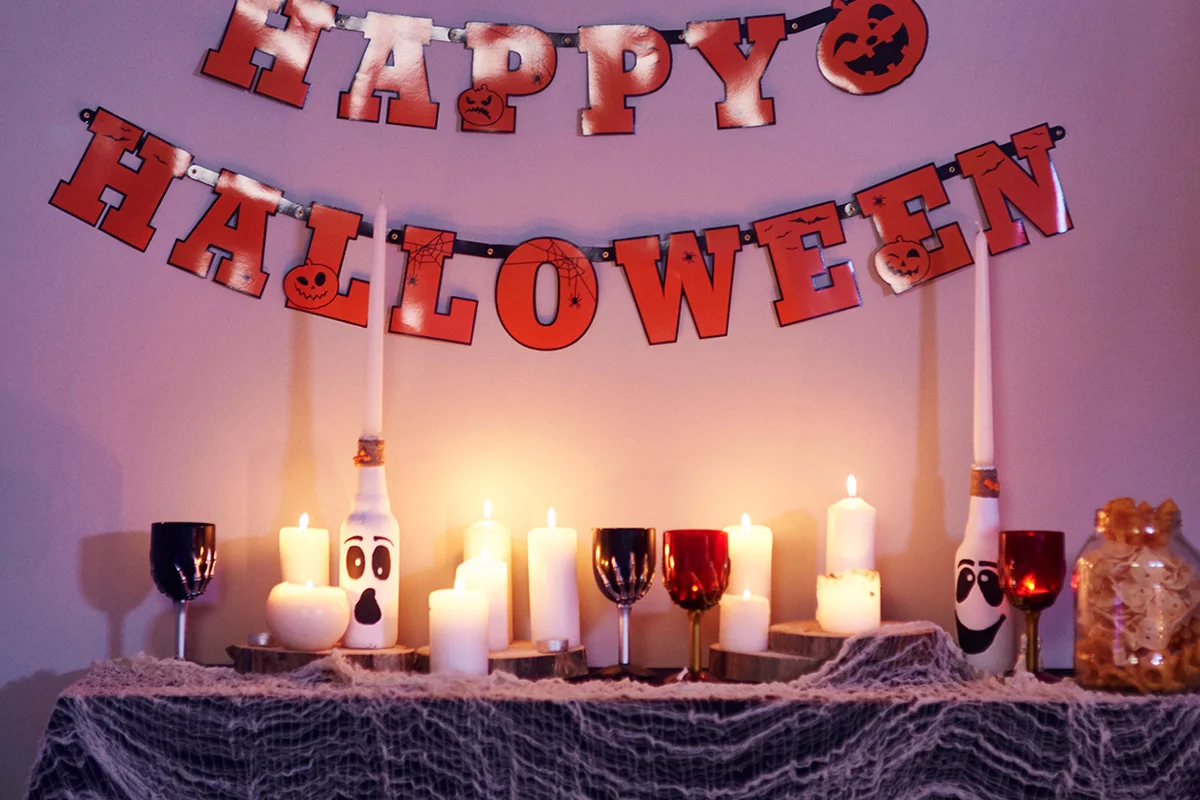 Halloween spider table cloth with ghost candles