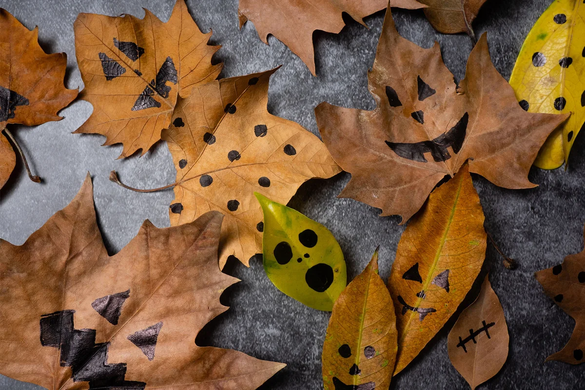 funny painted leaves craft for Halloween table decoration