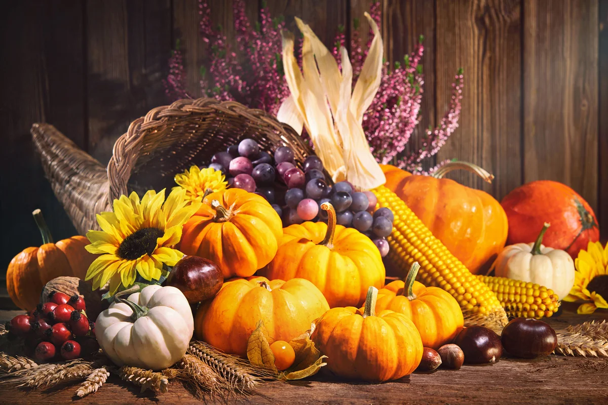 bold fall colors for Halloween table decoration
