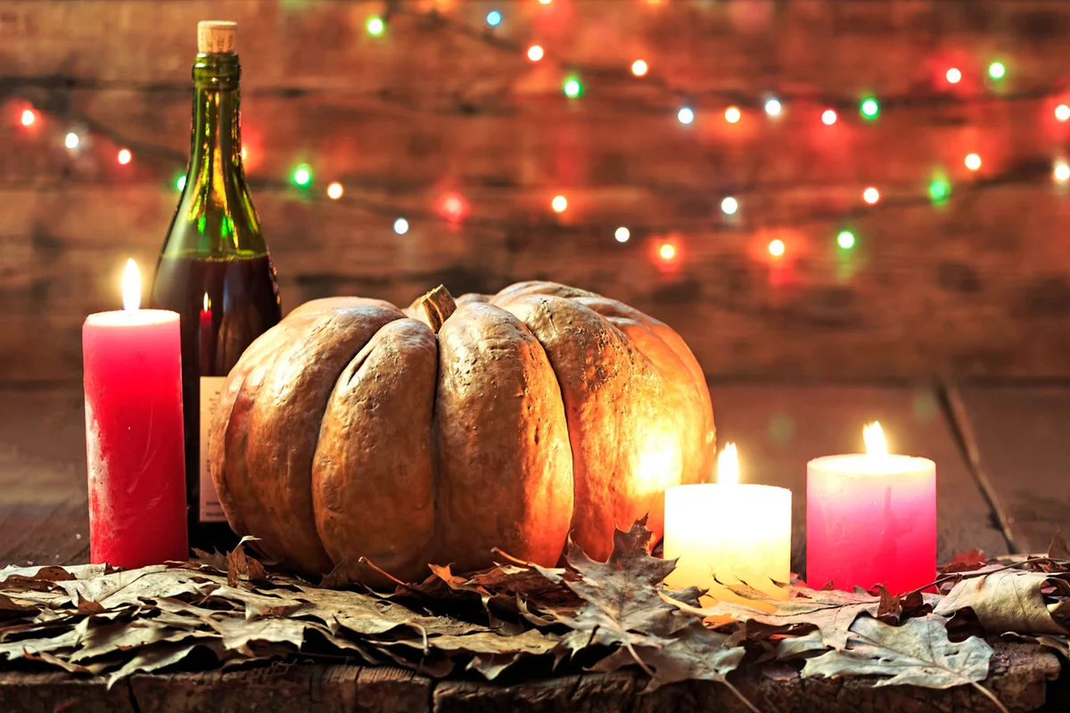 simple pumpkin Halloween table centerpiece