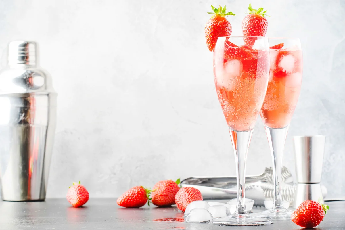 I Mead Love cocktail with mead, Prosecco and strawberry liqueur