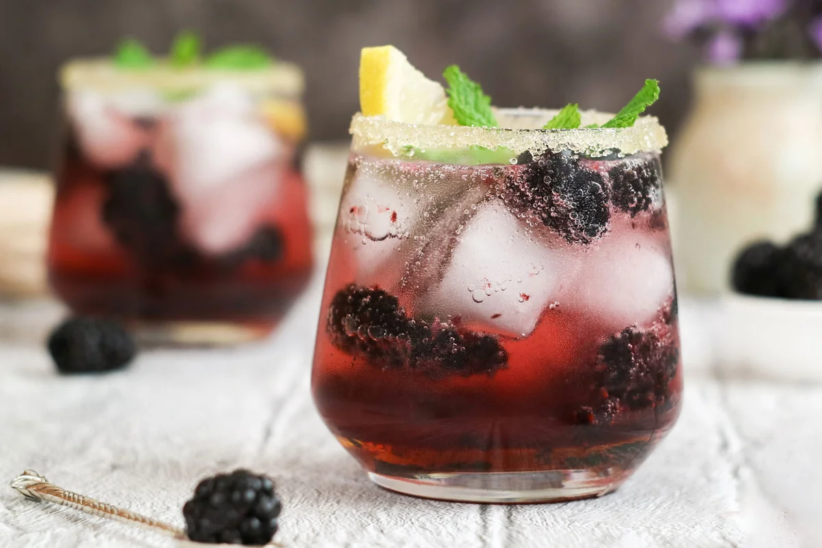 blackberry margarita cocktail