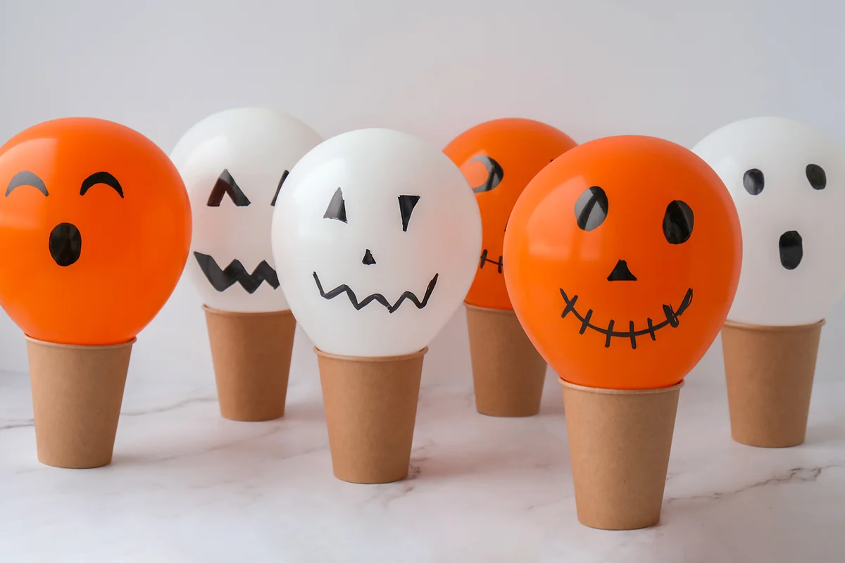 Painted Jacks face on balloons Orange and white balls preparation diy