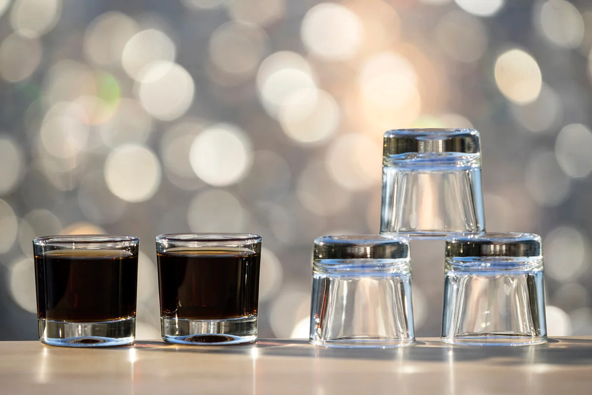 Glasses of crystal of chupito one full and another emptiness