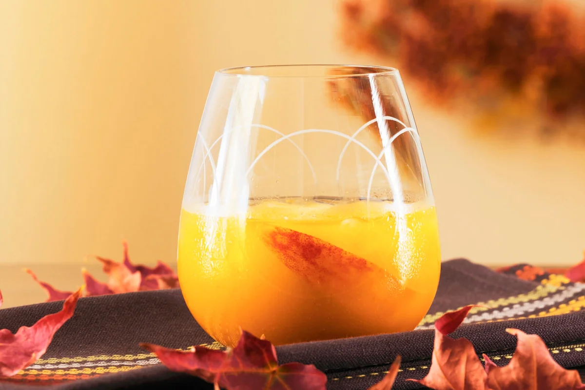 Peach drink with nutmeg