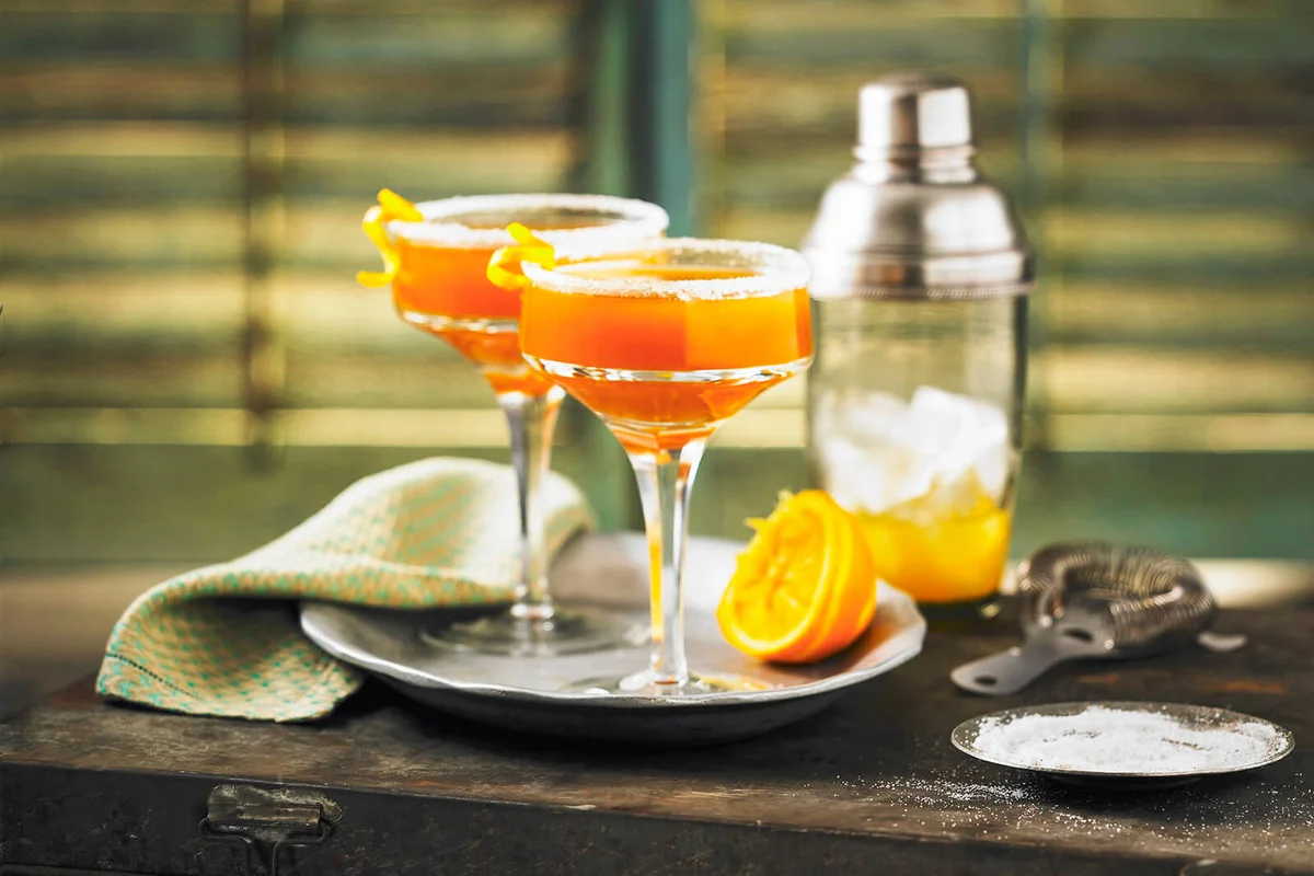 Cocktails with whiskey, maple syrup and oranges