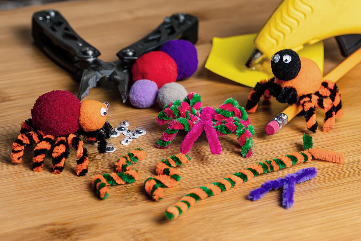 Spiders made of pom poms and pipe cleaners