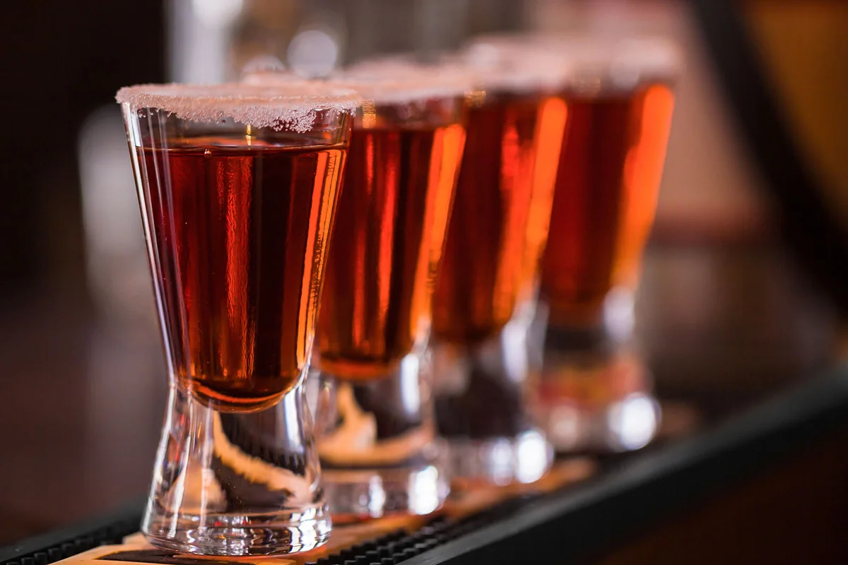 Barman make alcoholic shots in nightclub | Photo 30361850 © Yordan Rusev | Dreamstime.com
