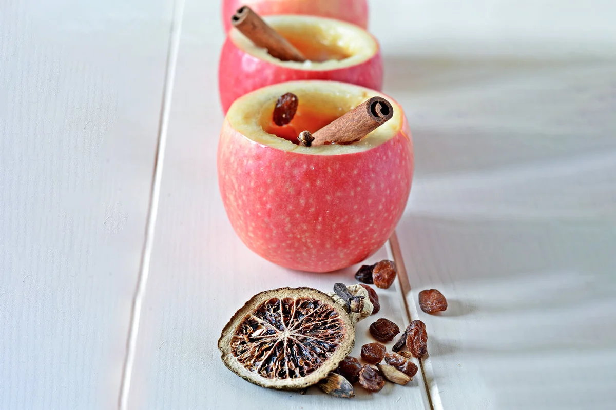 Apple cider in apple cups | Photo 33968636 © K.Gerhardt | Dreamstime.com
