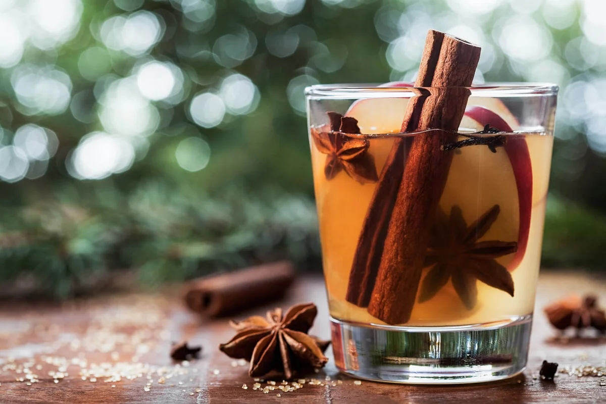 Christmas mulled apple cider with spices cinnamon | Photo 62380457 © Julia Sudnitskaya | Dreamstime.com