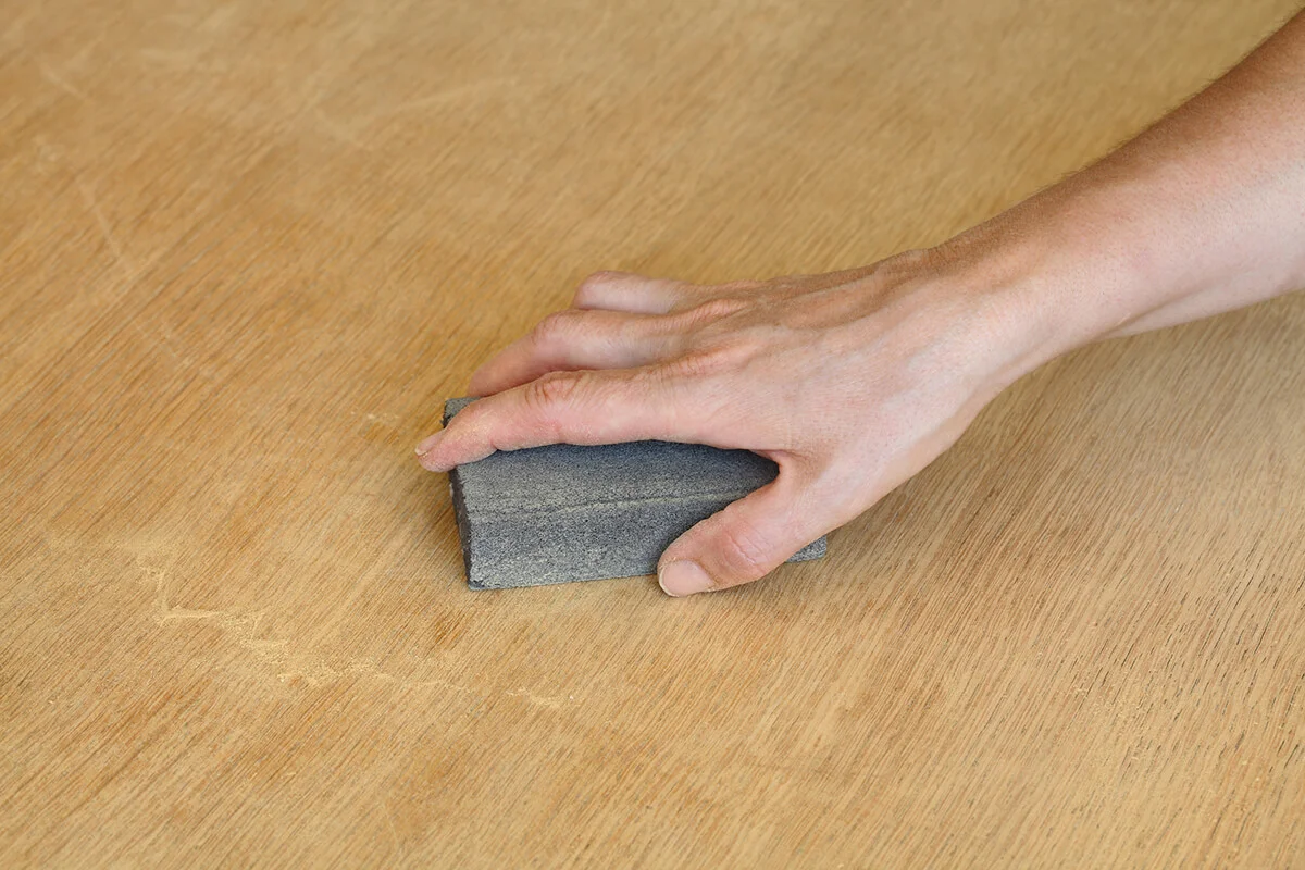 Worker sanding wooden plank / ID 102029147 © Zoransimin