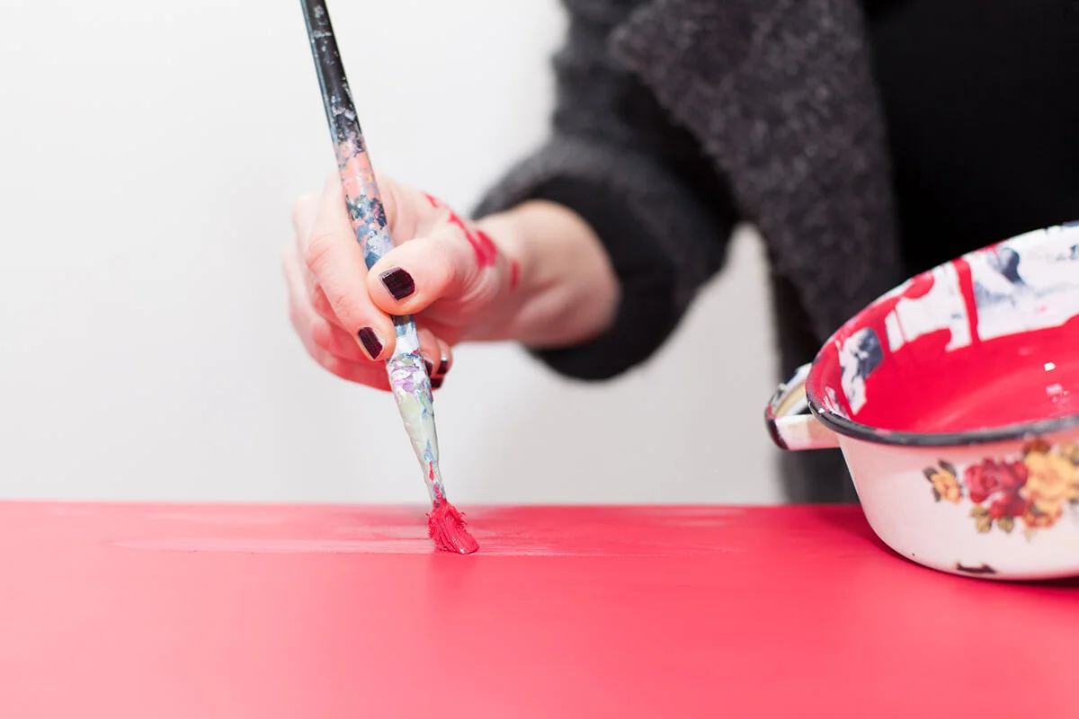 Woman painting table / ID 68218192 © Aerogondo