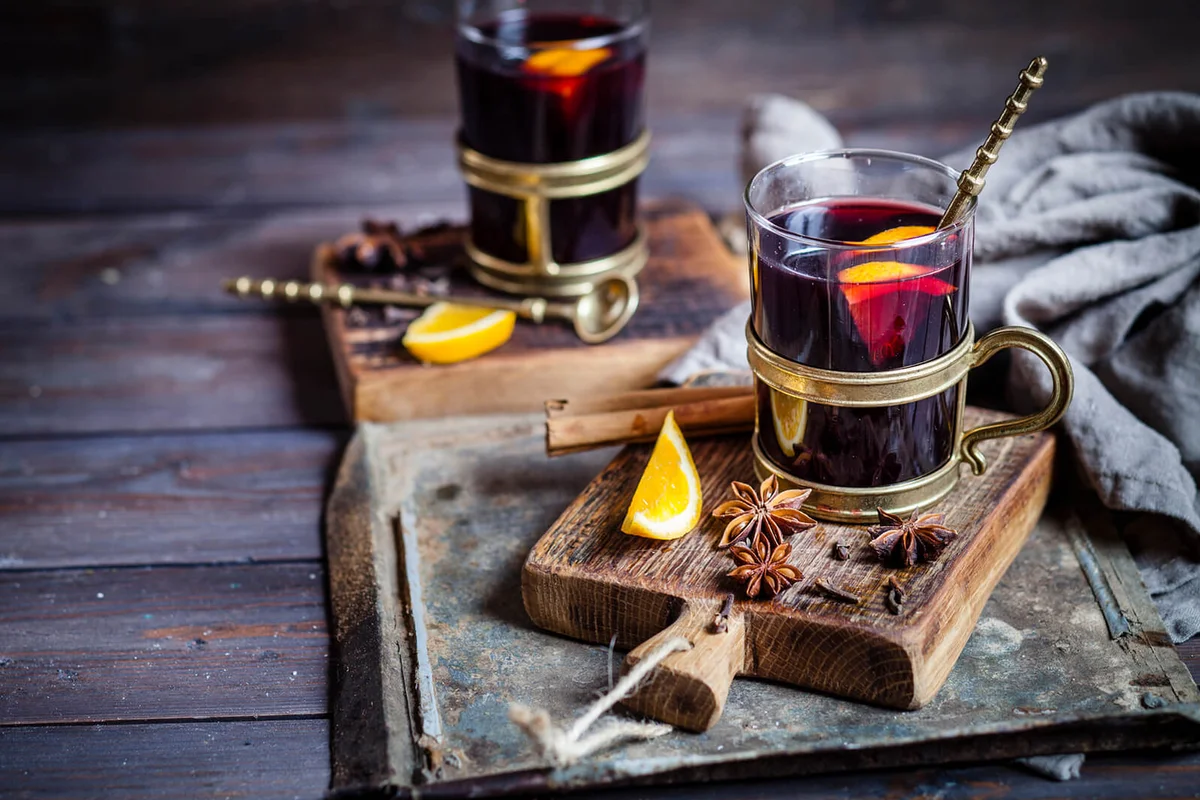 Mulled wine with oranges and spices