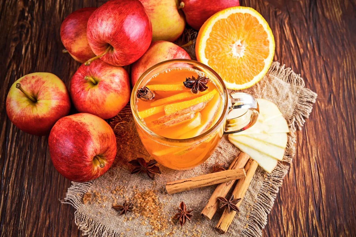 Hot Mulled apple cider with cinnamon, cloves, anise and Orange | Photo 81621324 © Funandrejs | Dreamstime.com