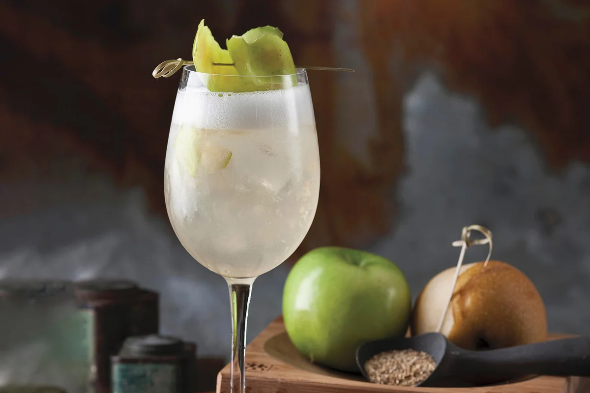An autumnal cocktail made with vodka, apple and pear