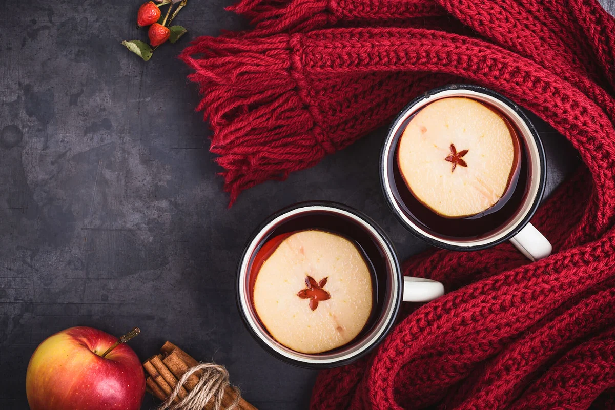 Mulled wine with apple slices