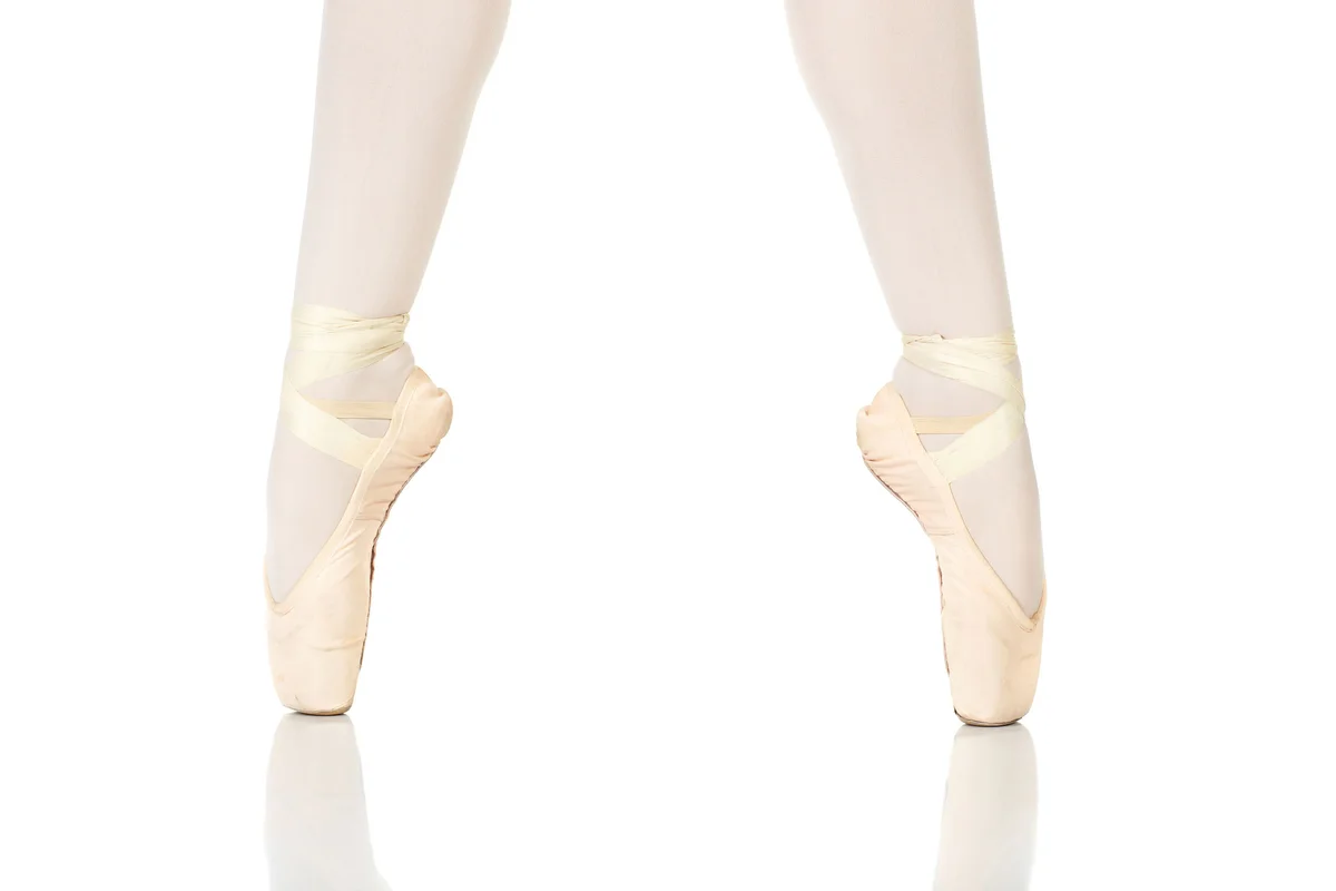 Ballet feet position in echappé