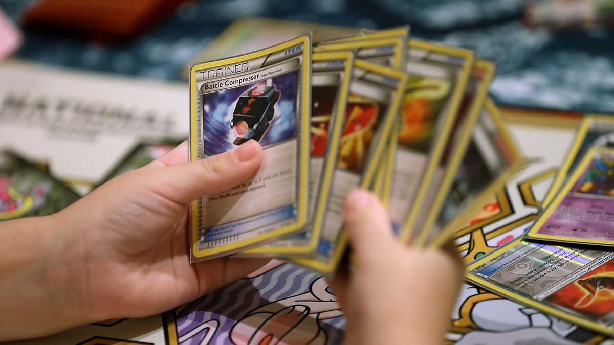 pokemon special edition 23 karat gold plated trading card charizard POKMON 23K GOLD PLATED CHARIZARD CARD - WITH AUTHENTICITY CERTIFICATE