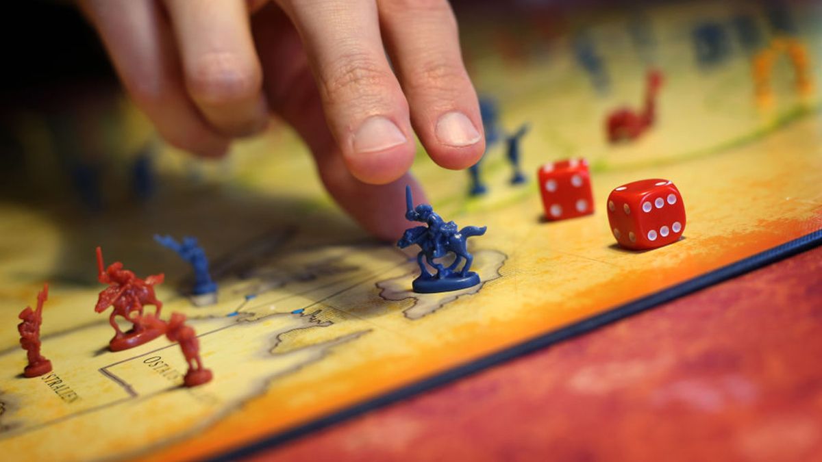 How to Play Risk: A Strategy Game (+ Winning Tips)