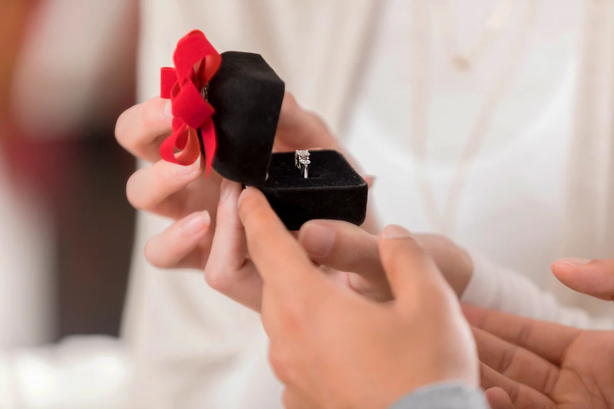 Young woman accepts boyfriend's marriage proposal