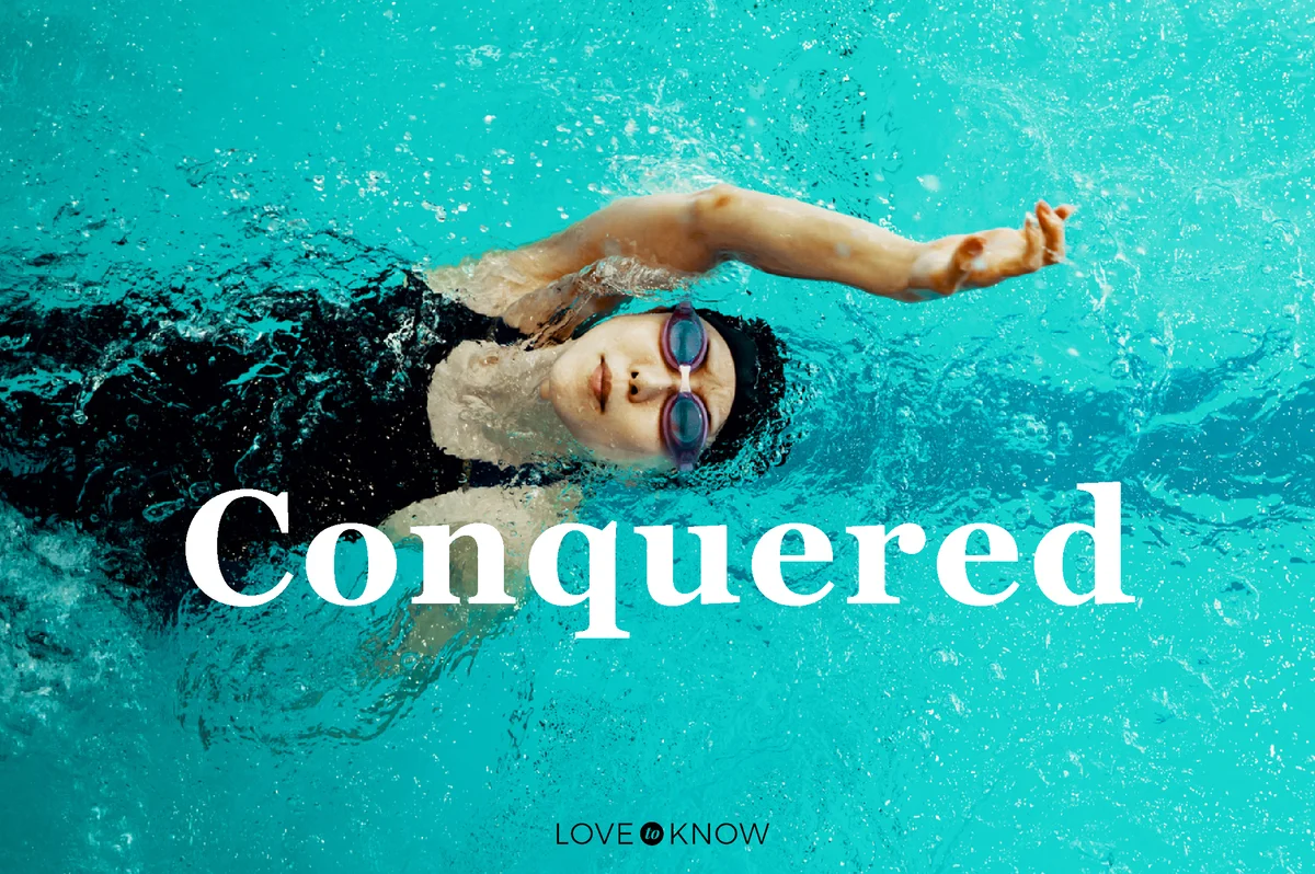 Paraplegic woman training in a pool for competitive swimming