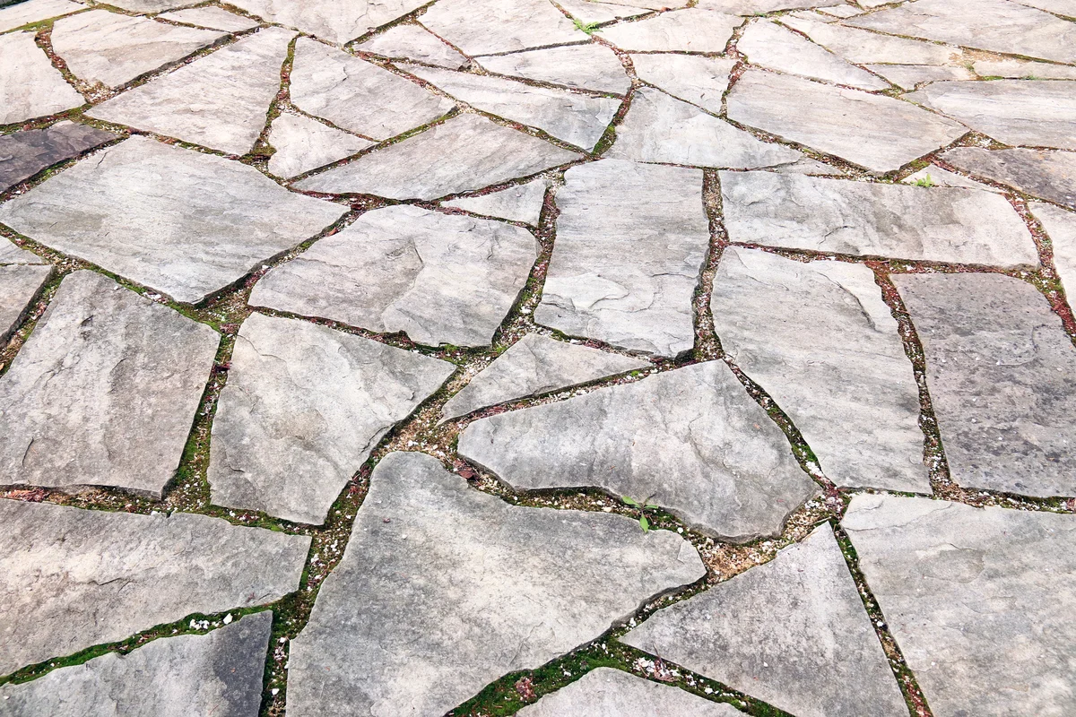 Pavement reusing broken concrete pieces