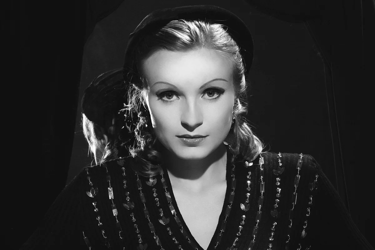 Film Noir style Female portrait