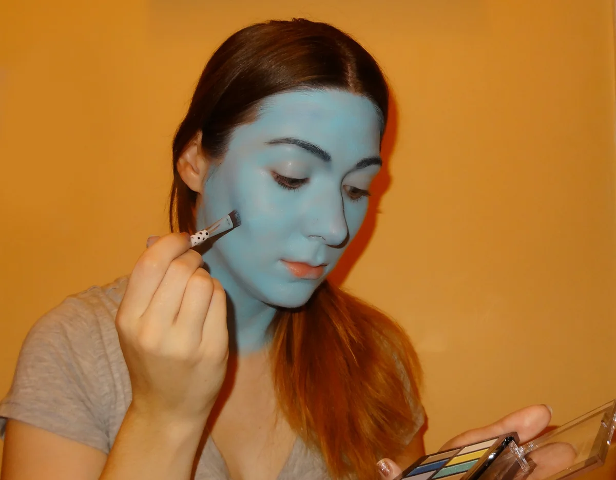 Contour with blue eyeshadow