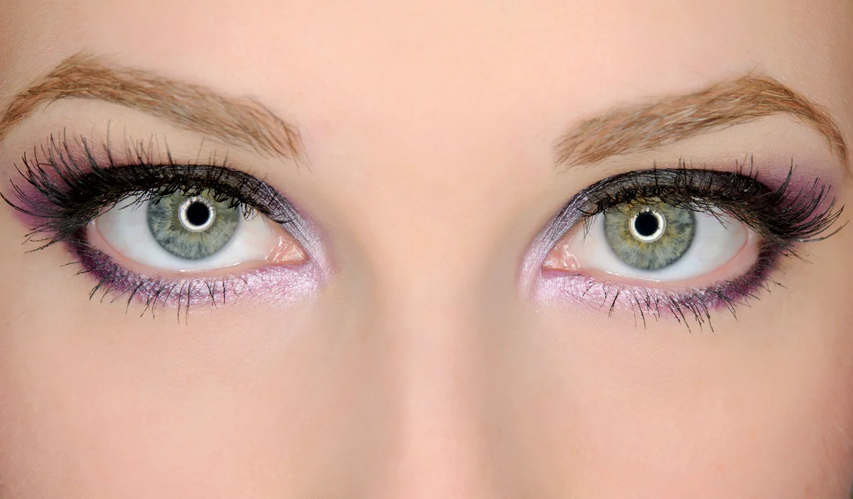 Pink make up on green eyes