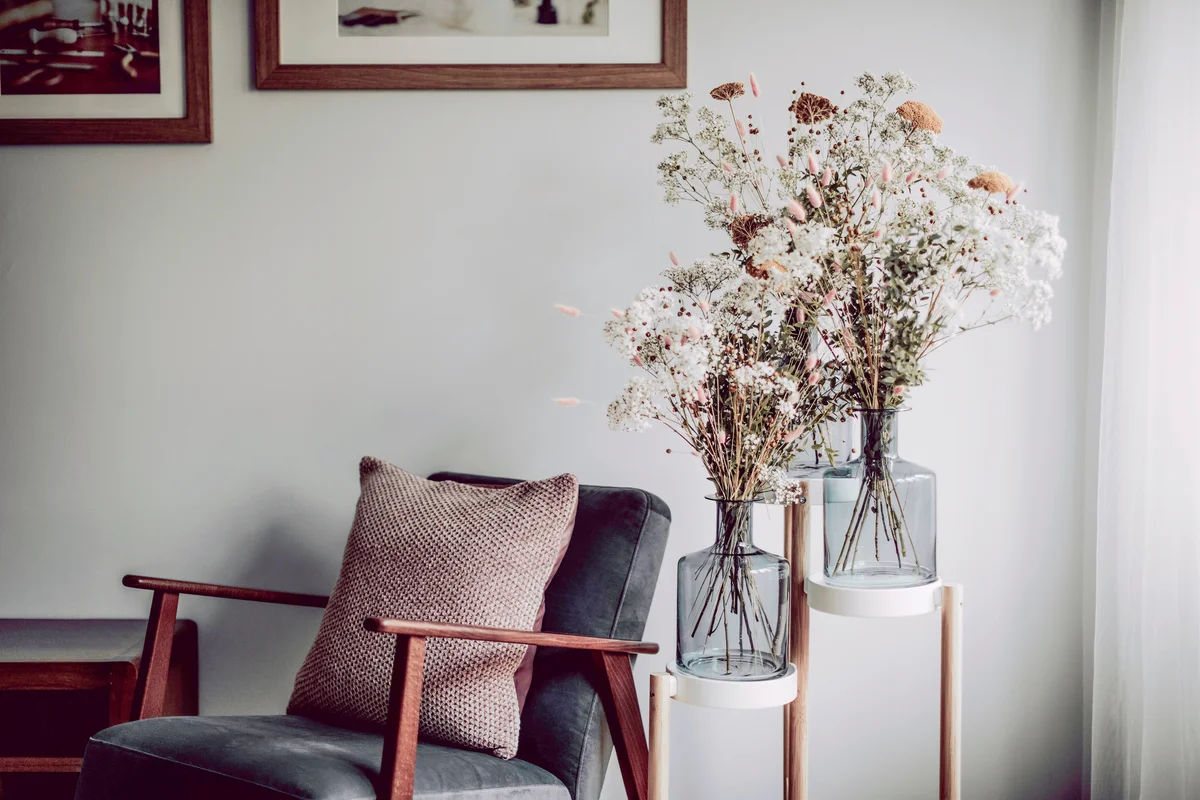 Living-room with flower arrangement