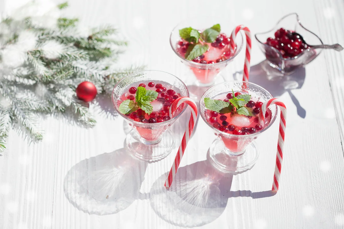 Cranberry drinks with lollipop candy cane