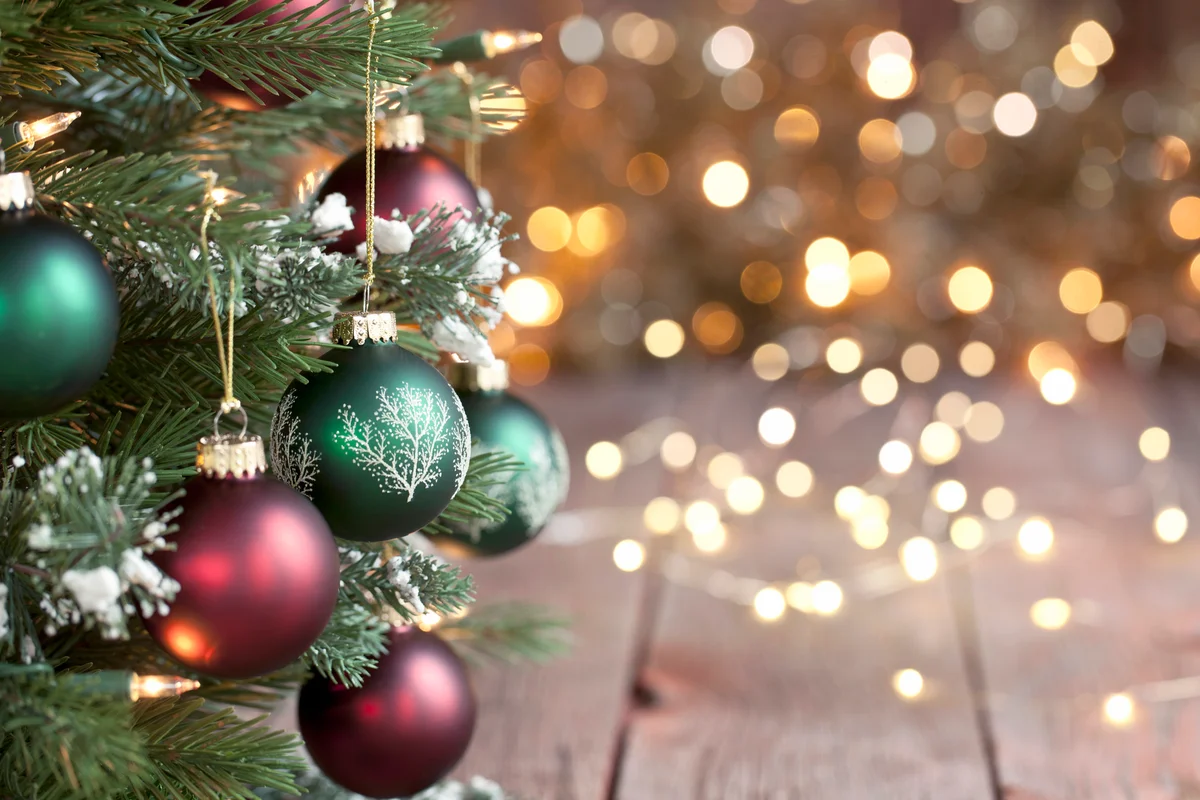 Christmas tree with maroon and green ornaments